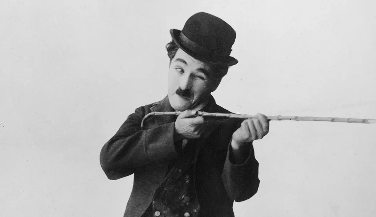 Charlie Chaplin terpaksa   harus tinggal di jalanan saat   kecil usai ayahnya meninggal dan   ibunya miliki penyakit mental.   (Variety)