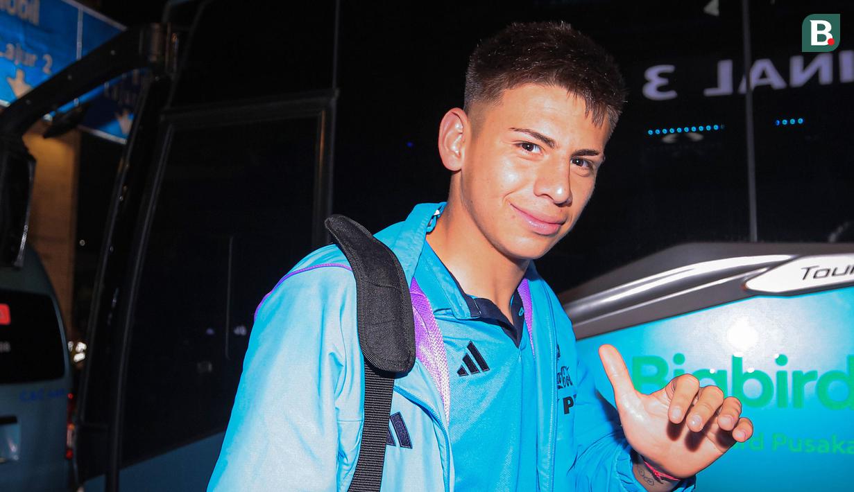 Pemain bintang Timnas Argentina U-17, Claudio Echeverri memberikan pose kepada fotografer  saat menaiki bus di Terminal 3 Bandara Soekarno Hatta, Tangerang, Banten menjelang Piala Dunia U-17 2023 pada Rabu (1/11/2023). Claudio Echeverri adalah bagian dari skuad Argentina yang bermain di Copa America U-17 2023. Dari delapan laga yang dimainkan, sang gelandang mampu mencetak dua gol. (Bola.com/Bagaskara Lazuardi)