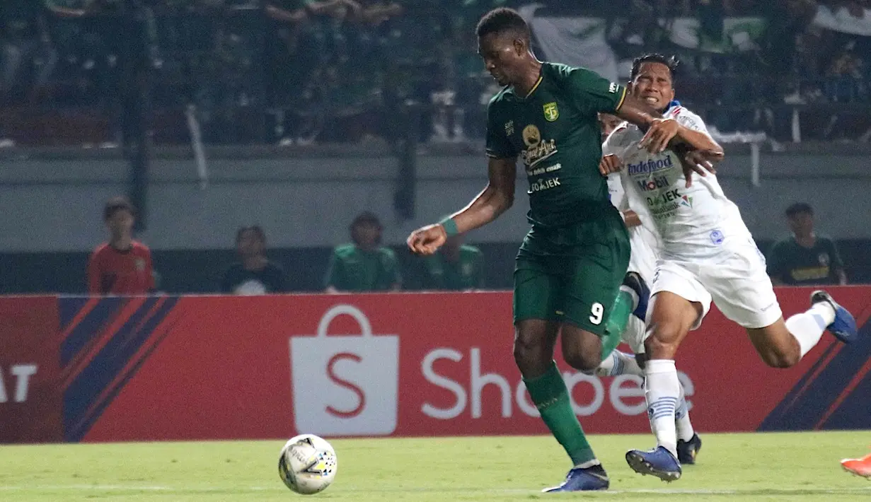 Striker Persebaya Surabaya, Amido Balde, menggiring bola saat melawan Persib Bandung pada laga Liga 1 di Stadion Gelora Bung Tomo, Surabaya, Jumat (5/7). Persebaya menang 4-0 atas Persib. (Bola.com/Aditya Wani)