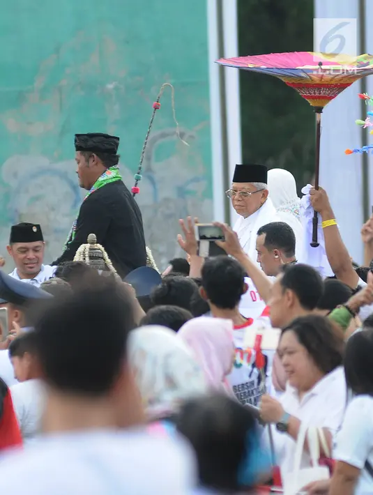 Cawapres 01 Ma'ruf Amin menaiki delman usai 'Konser Putih Bersatu' di Stadion Gelora Bung Karno (SGBK), Jakarta, Sabtu (13/4). Pasangan Capres dan Cawapres 01 menggunakan kereta kencana seusai Konser Putih Bersatu menuju lokasi debat. (Liputan6.com/Herman Zakharia)