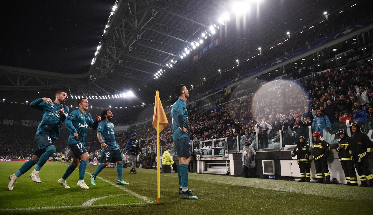 Striker Real Madrid, Cristiano Ronaldo, melakukan selebrasi usai mencetak gol ke gawang Juventus pada laga Liga Champions di Stadion Allianz, Selasa (3/4/2018). Juventus takluk 0-3 dari Real Madrid. (AFP/Marco Bertorello)