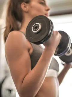 Mulai dari memahami alat gym hingga membangun rutinitas sederhana, langkah kecil ini dapat membantu meningkatkan rasa percaya diri saat angkat beban. [Dok/Pexels.com/Andrea Piacquadio].