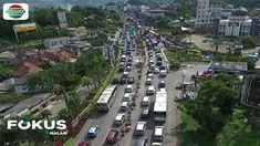 Petugas lalu lintas Polres Bogor melakukan sistem buka tutup satu arah lebih cepat untuk mengurai kemacetan panjang.