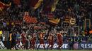 Para pemain AS Roma merayakan kemenangan atas Barcelona pada laga leg kedua perempat final Liga Champions, di Stadion Olimpico, Selasa (10/4/2018). AS Roma menang 3-0 atas Barcelona. (AP/Andrew Medichini)