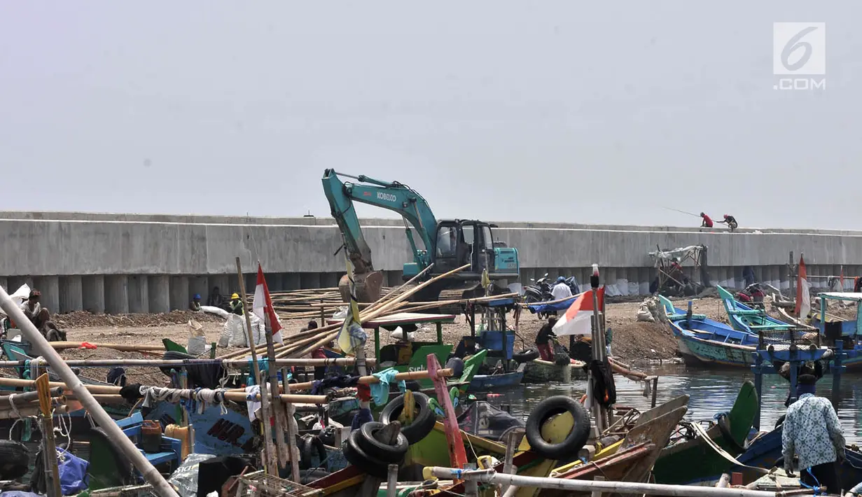 Suasana di sekitar proyek pembangunan tanggul laut raksasa atau giant sea wall di Cilincing, Jakarta, Kamis (15/3). Tanggul laut raksasa ini diharapkan mampu mencegah rob yang kerap melanda pesisir Jakarta. (Merdeka.com/Iqbal Nugroho)