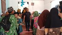 Staf Wakil Bupati Kukar, Rahmat Dermawan saat mengunjungi TPQ Nurul Amin Sanga Sanga, Kukar.