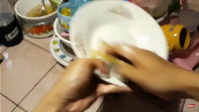 Tanpa Direndam Air Panas, Ini Trik Cuci Alat Makan Bekas Lemak Daging Agar Bersih dan Tidak Amis