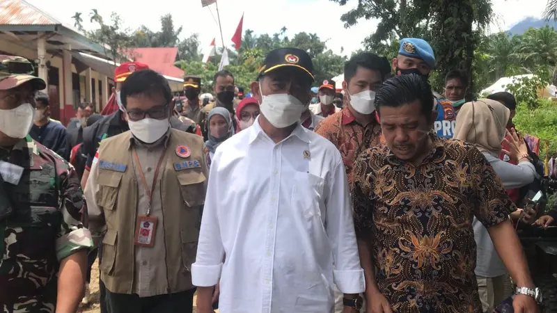 Menteri PMK, Muhadjir Effendy ketika berkunjung ke lokasi terdampak gempa Pasaman Barat, Kamis (3/3/2022)