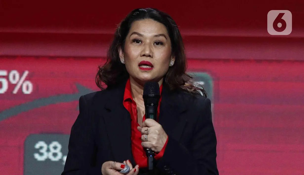 Managing Director Vidio.com, Monika Rudijono memberikan paparan saat acara Emtek Connect 2023 di SCTV TOWER, Jakarta, Rabu (1/2/2023). Emtek Connect 2023 merupakan pertemuan antar kolega dalam ekosistem Emtek untuk kolaborasi serta partisipasi dalam menghadapi berbagai tantangan. (Liputan6.com/Herman Zakharia)