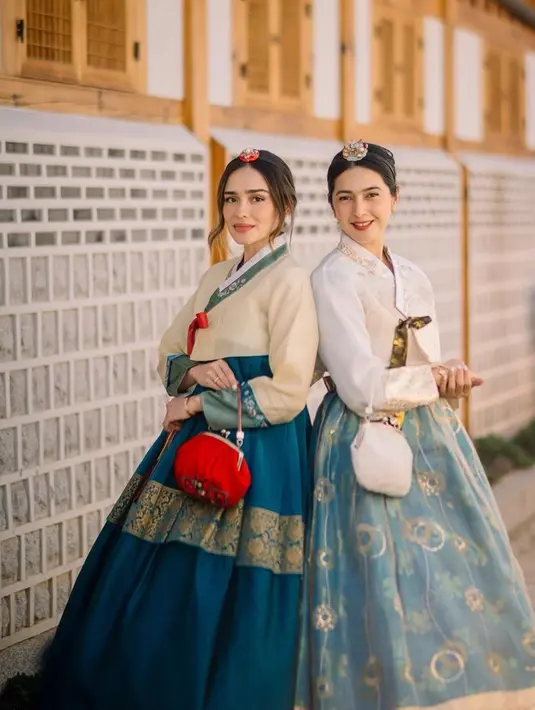 Nabila Syakieb dan Yasmine Wildblood baru saja liburan akhir tahun di Korea Selatan. Keduanya pun tampil dengan hanbok bak perempuan Korea. [@nsyakieb85]