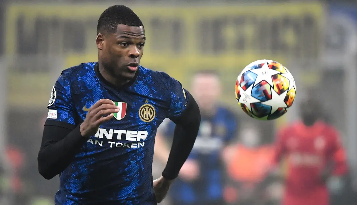 Denzel Dumfries dikabarkan merupakan target transfer Manchester United untuk menggantikan Aaron Wan-Bissaka yang akan dijual. Dumfries diyakini akan menjadi sosok yang sepadan dengan pesaingnya Diogo Dalot di posisi bek sayap kanan. Sayangnya, Manchester United harus bersaing dengan Chelsea yang juga sama-sama menginginkannya. (AFP/Filippo Monteforte)