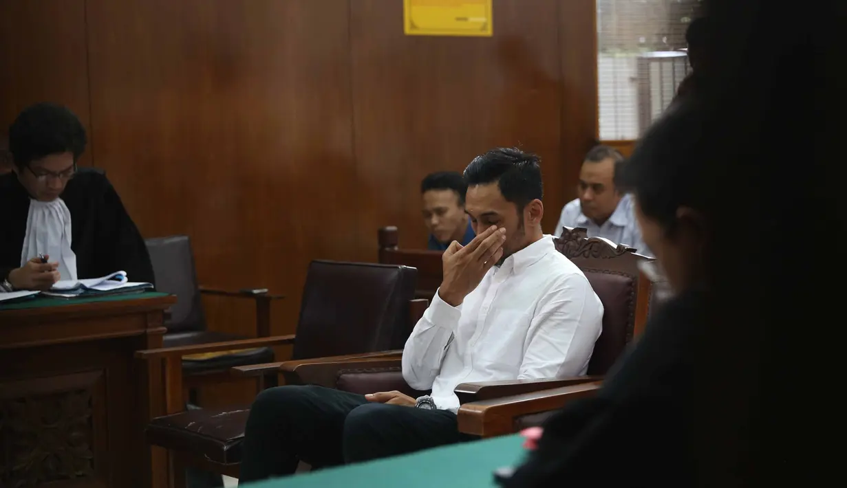 Sidang terkait penyalahgunaan narkotika terkait aktor Restu Sinaga kembali digelar. Kamis (8/12) sidang di gelar di Pengadilan Negeri Jakarta Selatan. Sebagai orang yang ketergantungan, ia harus menjalani rehabilitasi. (Nurwahyunan/Bintang.com)