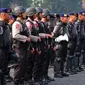 Sejumlah personel Brimob mengikuti gelar pasukan pengamanan KAA di Mako Brimob Kelapa Dua, Depok, Selasa (14/5/2015). Sebanyak 3.000 personel Brimob Polri diterjunkan mengawal Konferensi Tingkat Tinggi Asia-Afrika. (Liputan6.com/Yoppy Renato)