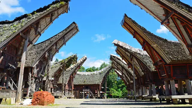Lima Atraksi Pesona Aspal Hitam di Festival Budaya Kota Tua Buton