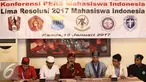 Para mahasiswa Indonesia yang tergabung di dalam organisasi PMII, GMNI, GMKI, PMKRI, HIKMAHBUDHI, dan KMHDI menyampaikan lima resolusi 2017 di Jakarta, Kamis (19/1). (Liputan6.com/Faizal Fanani)