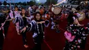 Sekelompok peserta unjuk kebolehan dengan menari tarian khas Jepang selama Festival Bon Odori di Shah Alam, Malaysia, 22 Juli 2017.  Perayaan di Malaysia merupakan festival Bon Odori terbesar di dunia yang ada di luar Jepang. (AP Photo/Daniel Chan)