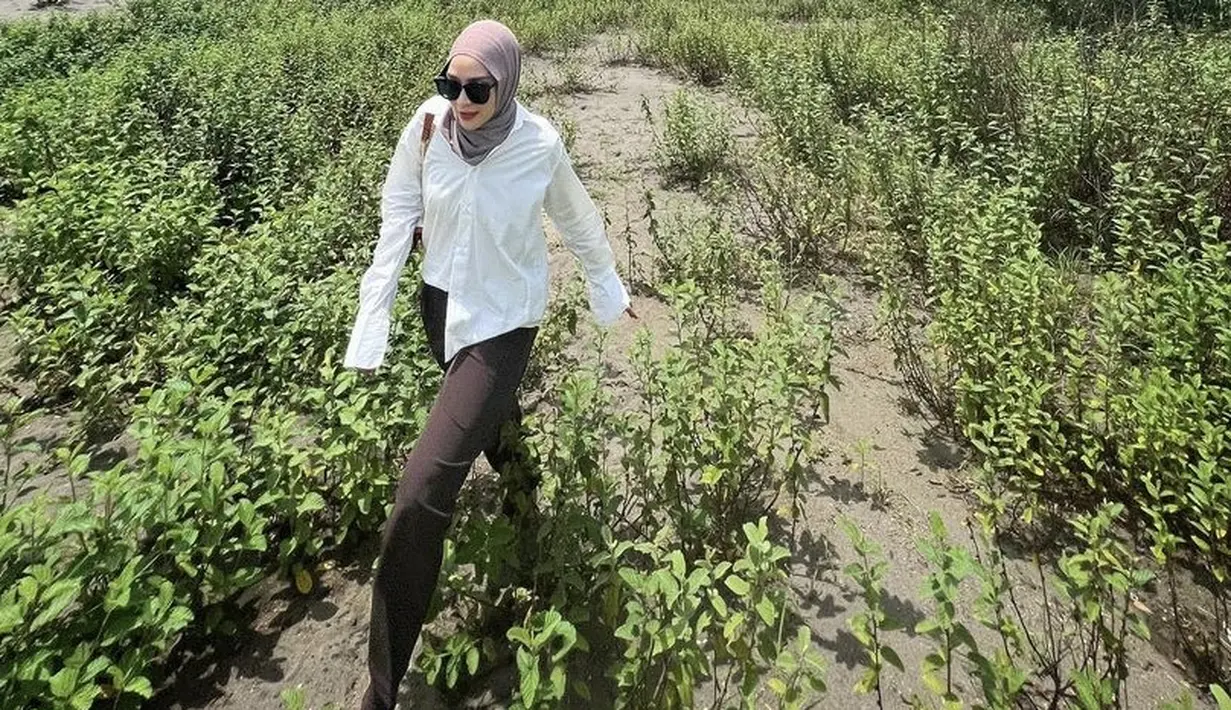 <p>Zaskia juga tampil chic mengenakan kemeja putih dipadukan celana cokelat yang serasi dengan hijabnya.&nbsp;(@zaskiadyamecca)</p>