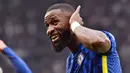 Antonio Rudiger - Bek timnas Jerman ini merupakan andalan sekaligus pilar kukuhnya sektor pertahanan The Blues. Kontraknya yang bakal berakhir Juni 2022 mendatang bisa menjadi celah bagi Real Madrid untuk memboyongnya ke Santiago Bernabeu musim depan. (AFP/Justin Tallis)