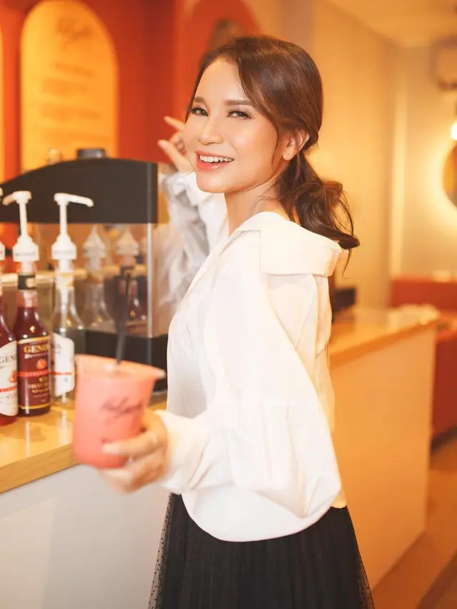 Bikin Pangling, Ini 7 Potret Rossa dengan Makeup Korean Look