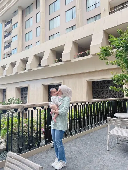 Melahirkan di tanggal cantik yaitu (12/12/2021) anak laki-laki Kesha dan Adhi diberi nama Qwenzy. Nama yang keren banget ya. (Instagram.com/kesharatuliu05)