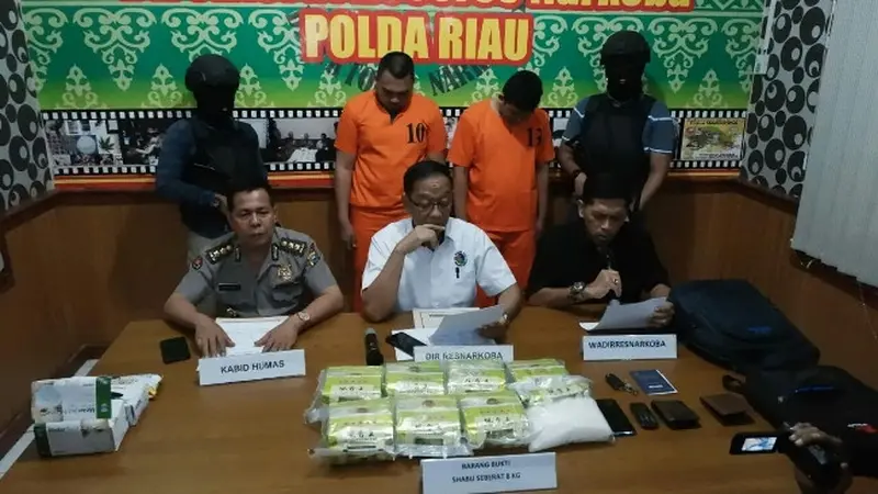 Dua kurir sabu dari Malaysia (berbaju orange) terancam hukuman mati akibat pekerjaan haramnya