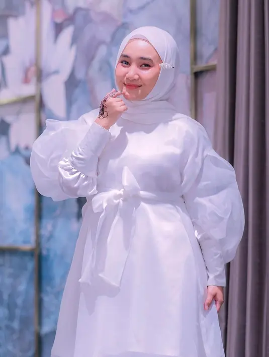 Memakai busana serba putih membuat aura bintangnya semakin terpancar. Selain sukses di industri musik Tanah Air. Fatin juga berhasil menempuh pendidikan sarjana. Beberapa waktu lalu, ia baru saja lulus dari Institut Komunikasi dan Bisnis LSPR, Fakultas Komunikasi dengan program studi Performing Art Communication. (Liputan6.com/IG/@fatin30)