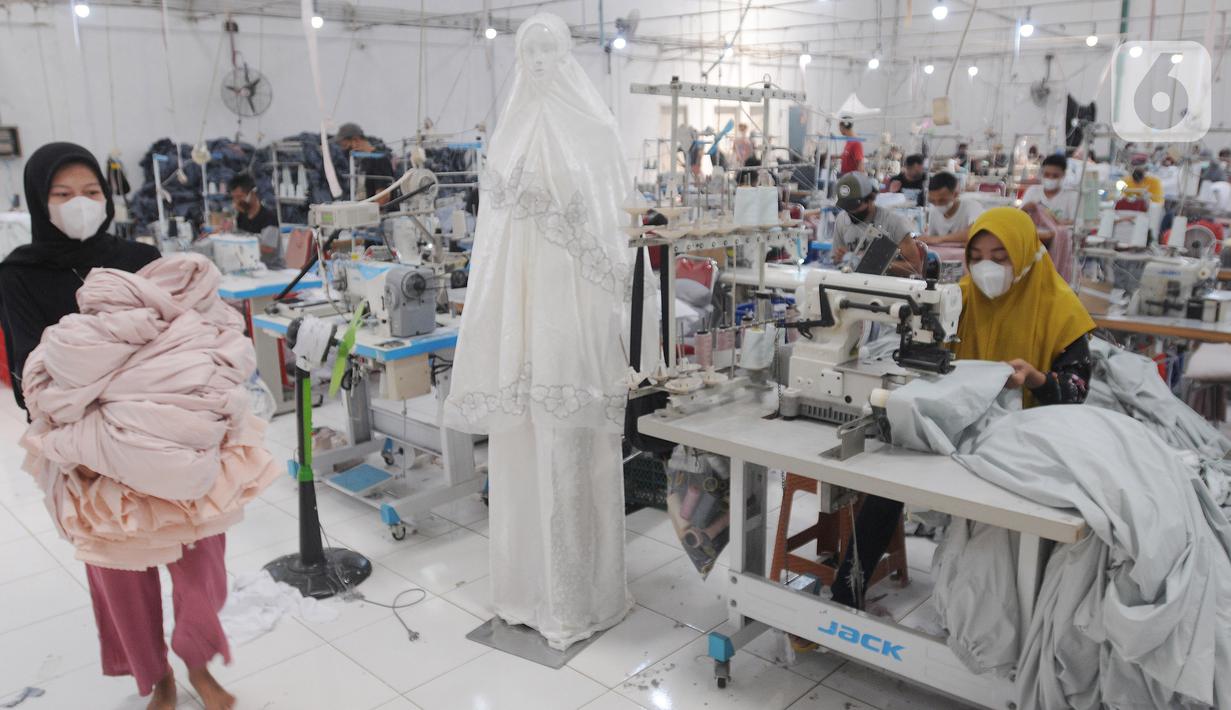<p>Pekerja menyelesaikan pembuatan mukena pada pabrik busana muslim Siti Khadijah di Limo, Depok, Jawa Barat, Senin (25/04/2022). Busana mukena ini dipasarkan di tingkat lokal Indonesia dan diekspor ke Malaysia. (merdeka.com/Arie Basuki)</p>