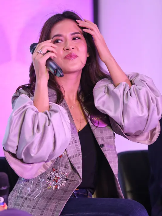 "Jadi aku terakhir dikasih tahu, oke. nanti main acara Magnum ya, ada siapa aja gitu kan, ada Afgan. "Oh percayalah dong". (Adrian Putra/Bintang.com)