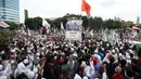 Rizieq Shihab menaiki mobil berada ditengah massa saat aksi damai 212 jilid 2 di depan Gedung Dewan Perwakilan Rakyat, Senayan, Jakarta, Selasa (21/2). (Liputan6.com/JohanTallo)