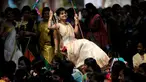 Wanita India bermain ayunan saat festival panen Tamil di perguruan tinggi di Chennai, India (11/1).  Perayaan ini sebagai simbol terima kasih warga kepada alam yang telah memberi hasil panen yang melimpah. (AFP Photo/Arun Sankar)