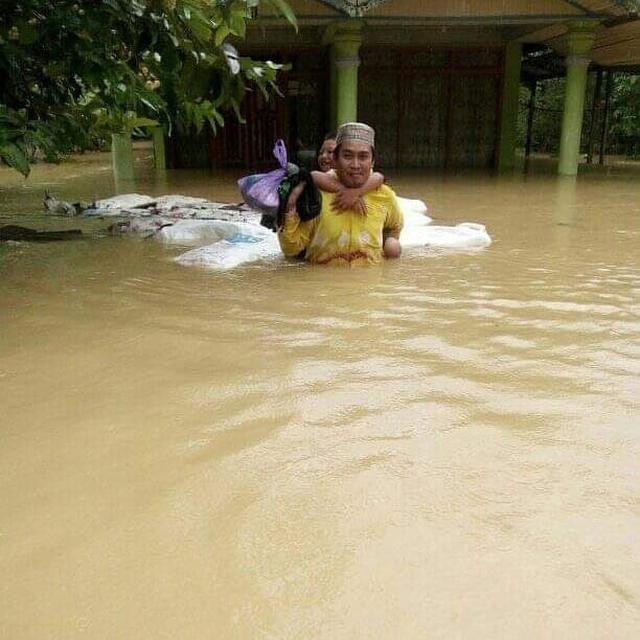 Potret Perjuangan Orang Tua Evakuasi Anaknya Saat Banjir, Bikin Haru. (Sumber: Twitter/cerita0511)