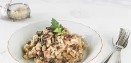 Barley risotto jamur memiliki kandungan serat dan protein yang tinggi sehingga akan merasa kenyang dalam jangka waktu lama. (Foto/dok: Freepik)