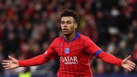 Jelang babak pertama berakhir, Desire Doue kembali menunjukkan ketajamannya dengan gol keduanya pada menit ke-45+3 sekaligus menutup paruh pertama pertandingan dengan skor 4-1 untuk PSG. (FRANCK FIFE/AFP)