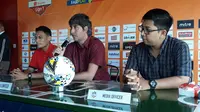 Pelatih Bali United Stefano Cugurra 'Teco' (tengah) pada konferensi pers jelang laga melawan Borneo FC. (Liputan6.com/Dewi Divianta)