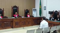 Sidang eks-Kapolres Ngada, Fajar Widyadharma Lukman Sumaatmaja di PN Kupang. (Foto: Liputan6.com/Ola Keda)