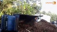 [VIDEO] Kaget Disalip dari Kiri, Truk Terguling di Salatiga