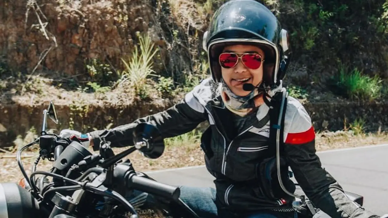 FOTO: Gaya Keren Prisia Nasution Saat Touring dengan Motor Gede