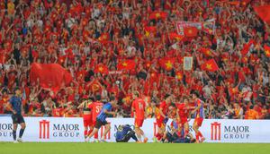 Seleberasi seluruh pemain Timnas Vietnam U-22 usai berhasil mengalahkan tuan rumah Thailand pada final cabang olahraga sepak bola putra SEA Games 2025 yang berlangsung di Stadion Rajamangala, Bangkok, Thailand, Kamis (18/12/2025). (Bola.com/Bagaskara Lazuardi)
