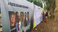 Di depan RS Bayangkara terpasang spanduk panjang berwarna putih lengkap dengan foto 5 anggota polisi yang jadi korban keganasan narapidana terorisme.