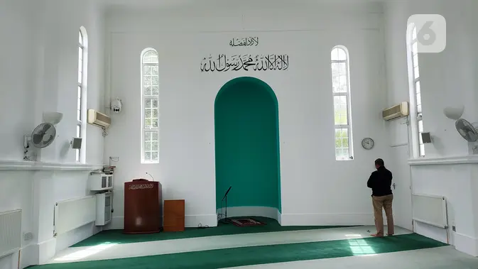 <p>Penampakan Al Fazl Mosque dari dalam. Merupakan masjid tertua di London, ibu kota Inggris (/Elin Yunitas Kristanti)</p>