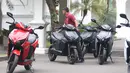 Paspampres memarkirkan motor Gesits di Halaman Istana Merdeka, Jakarta, Rabu (7/11). Motor Listrik Gesits diklaim tak kalah dengan motor matic bermesin 125 cc sehingga mampu berakselerasi dengan kecepatan 100 Km/jam. (Liputan6.com/Angga Yuniar