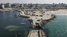 Pemandangan dari udara memperlihatkan tenda-tenda yang menampung pengungsi Palestina di kawasan yang rusak akibat perang di sekitar pelabuhan Kota Gaza pada 20 Oktober 2025, selama gencatan senjata yang dimediasi oleh Amerika Serikat antara Israel dan faksi-faksi Palestina. (Foto oleh AFP)