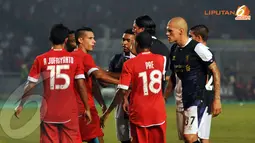 Sempat terjadi keributan kecil antara bek Liverpool Martin Sktel dengan pemain Indonesia XI Victor Igbonefo (Liputan6.com/Helmi Fithriansyah)