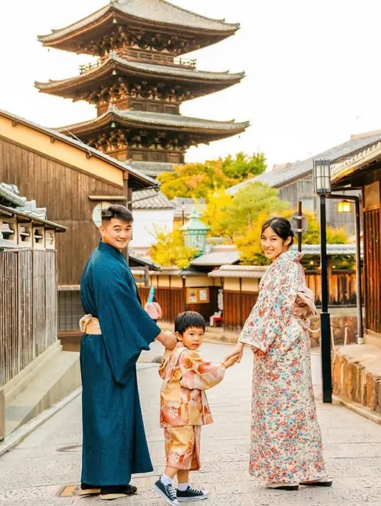 Tampil kompak memakai kimono, gaya keluarga ini menuai banyak pujian. (Instagram/tiffanysoetanto).