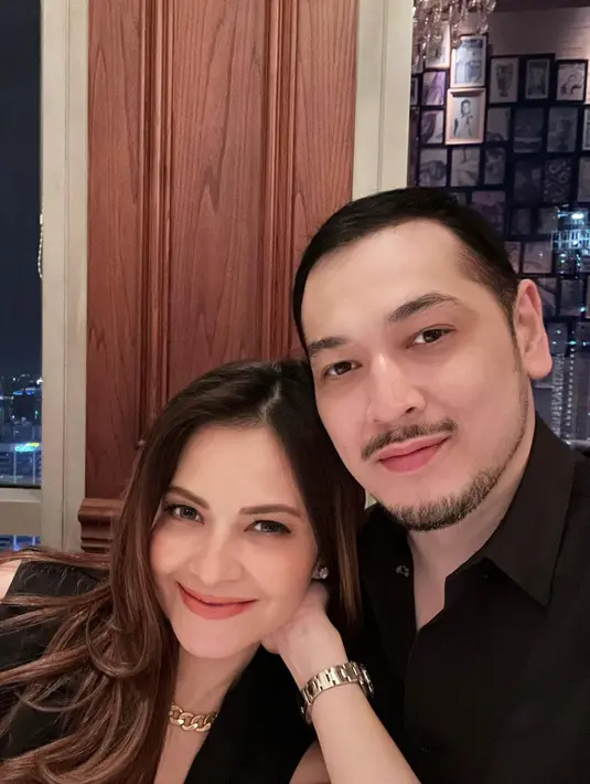 Momen kebersamaan Cut Tari dan suaminya, Richard Kevin selalu menarik untuk dilihat. Cut Tari tak ragu pamer kemesraan dengan sang suami. Seperti saat membagikan momen makan malam bersama dengan romantisnya. (Liputan6.com/IG/cuttaryofficial)