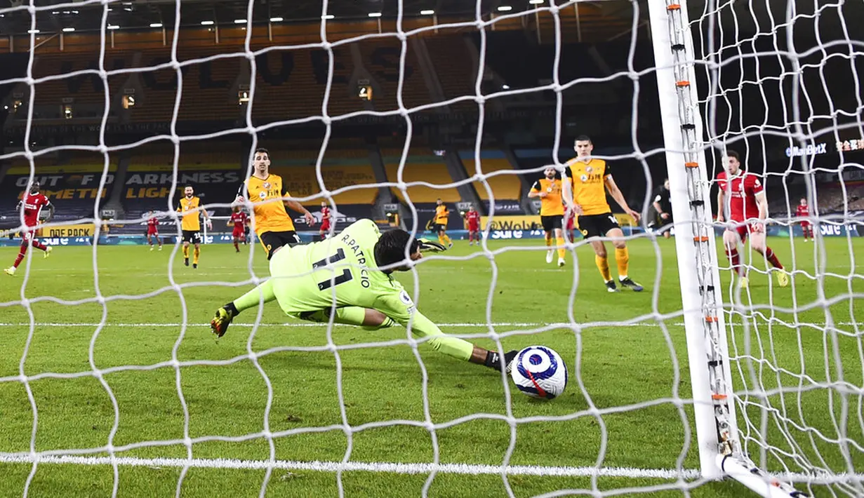 Penjaga gawang Wolverhampton Wanderers Rui Patricio gagal menghentikan gol pemain Liverpool Diogo Jota (kanan) pada pertandingan Liga Inggris di Stadion Molineux, Wolverhampton, Inggris, Senin (15/3/2021). Liverpool menang 1-0. (AP Photo/Laurence Griffiths,Pool)