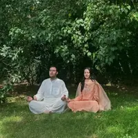 Bukan hanya liburan biasa, Raline Shah pun mengikuti sesi meditasi yang sudah ia lakukan secara rutin ini. Tampak ia pun sedang bermeditasi di ruangan terbuka hijau mengenakan pakaian serba orange. [@ralineshah]