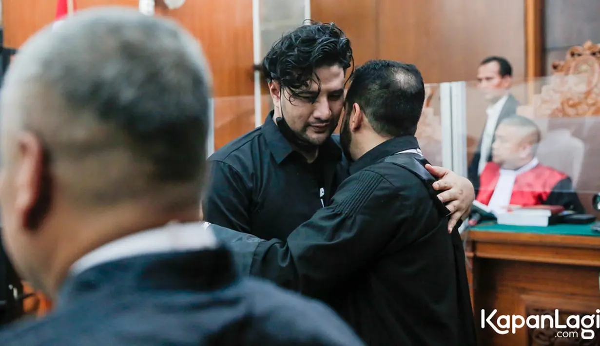 Vonis tersebut lebih ringan dari tuntuan Jaksa Penuntut Umum (JPU). Adapun yang meringankan terdakwa yaitu ketiganya telah mengakui kesalahannya, dan selalu bersikap sopan selama proses sidang. [Foto: KapanLagi.com/Muhammad Akrom Sukarya]