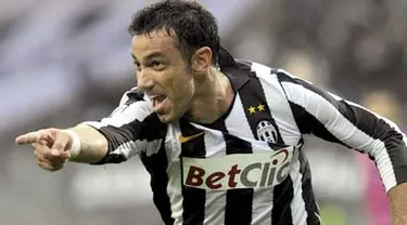 Juventus' forward Fabio Quaglierella celebrates his goal during the serie A football match between Juventus and Cesena, on November 7, 2010 in Turin. AFP PHOTO / OLIVIER MORIN 