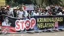 Massa saat berunjuk rasa memperingati hari Nelayan Nasional didepan Istana Merdeka, Jakarta, Rabu (6/4). Dalam aksinya mereka meminta pemerintah menghapus Permen tentang transhipment. (Liputan6.com/Faizal Fanani)